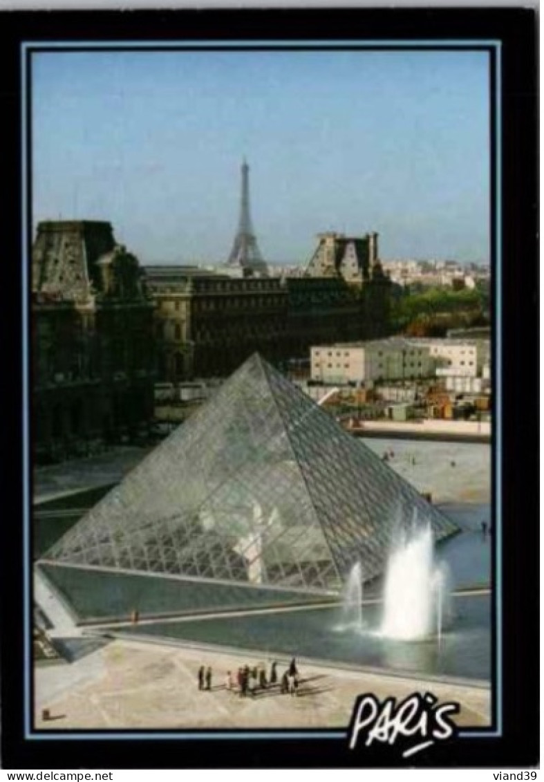 PARIS. - La Pyramide  Du Louvre .    Non Circulée - Louvre