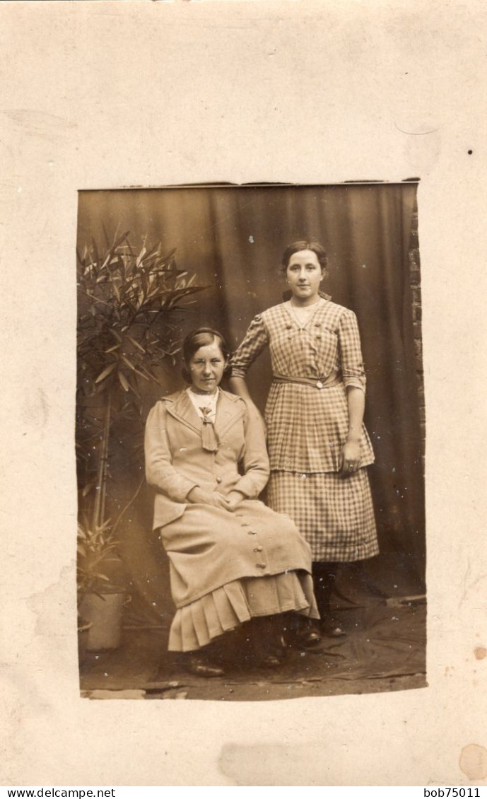 Carte Photo De Deux Jeune Filles élégante Posant Dans Un Studio Photo Vers 1910 - Personnes Anonymes