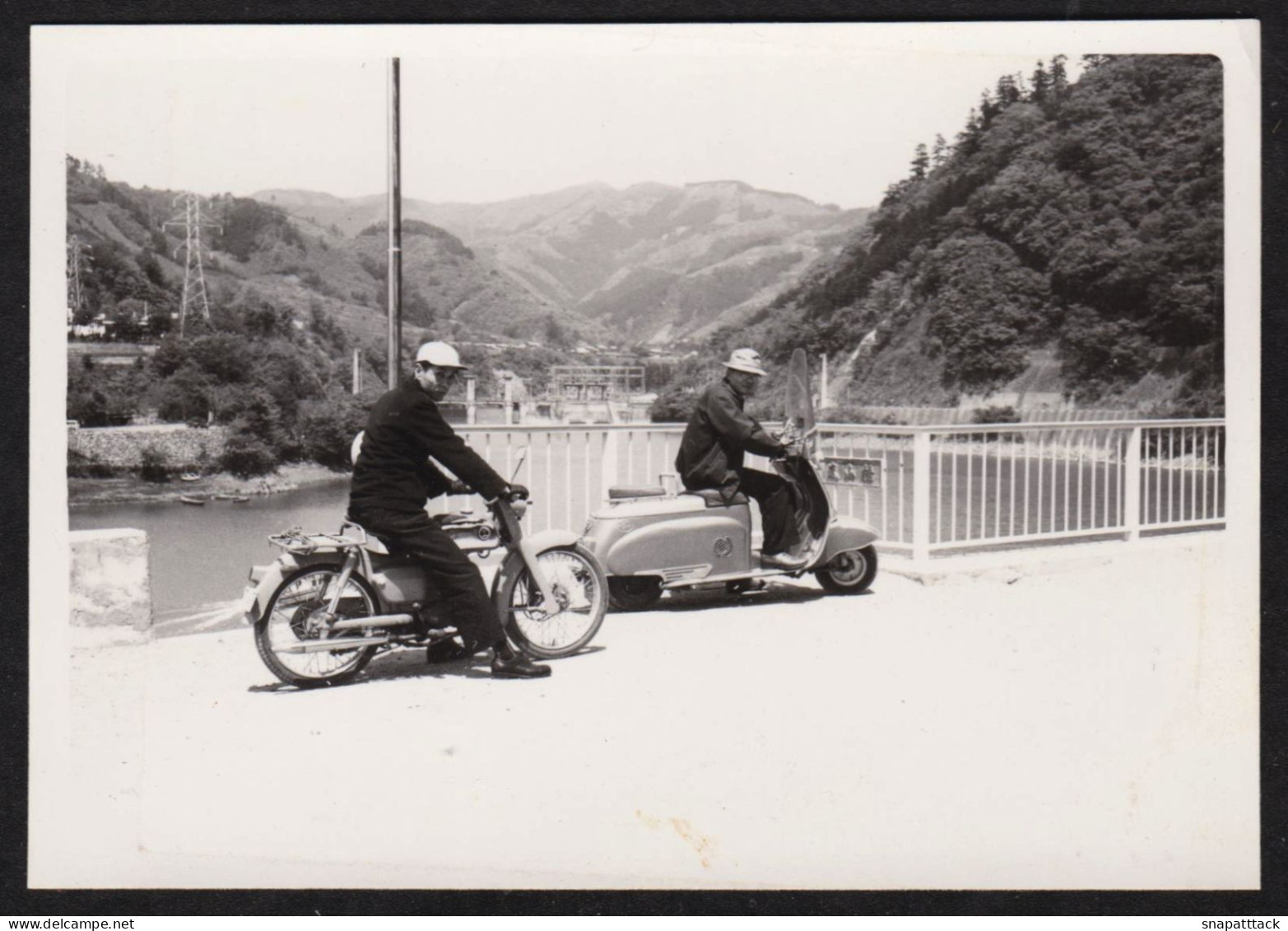 Jolie Photographie JAPON, Hommes Sur Mobylette Et Scooter, Années 60, Beau Tirage Original 9 X 6,3 Cm - Automobiles