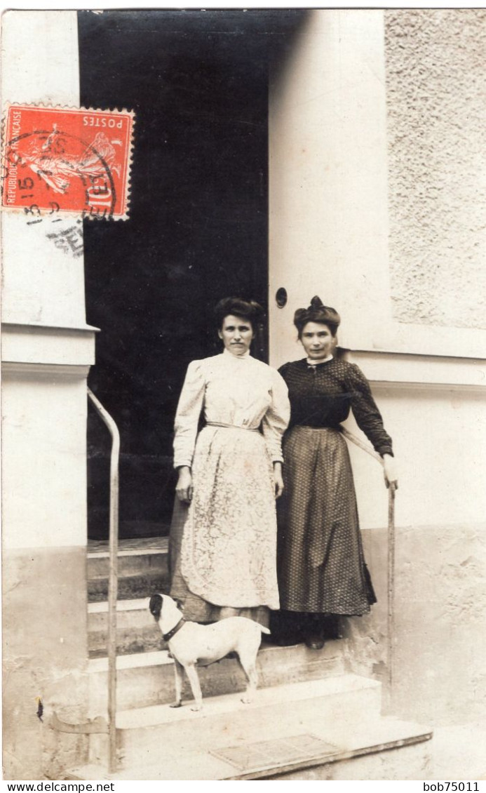 Carte Photo De Deux Femmes élégante Avec Leurs Chien Posant L'entré De Leurs Immeuble Vers 1915 - Anonymous Persons