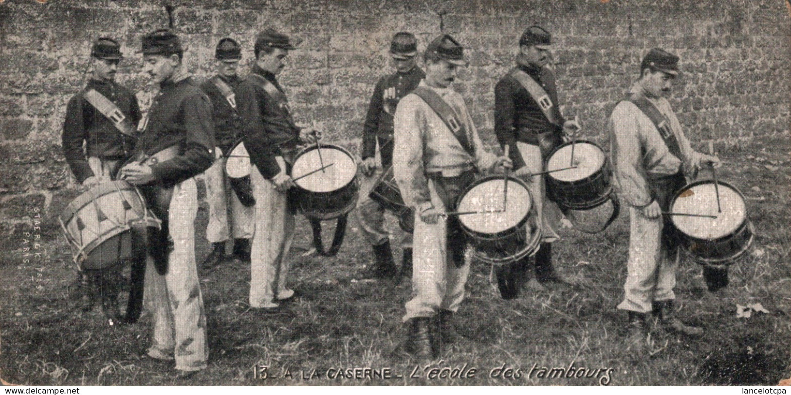 A LA CASERNE / L'ECOLE DES TAMBOURS - Regimente