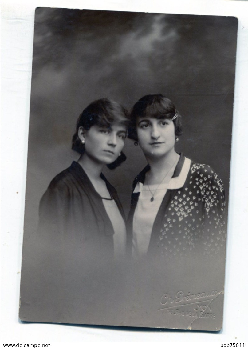 Carte Photo De Deux Jeune Femmes élégante Posant Dans Un Studio Photo - Personnes Anonymes