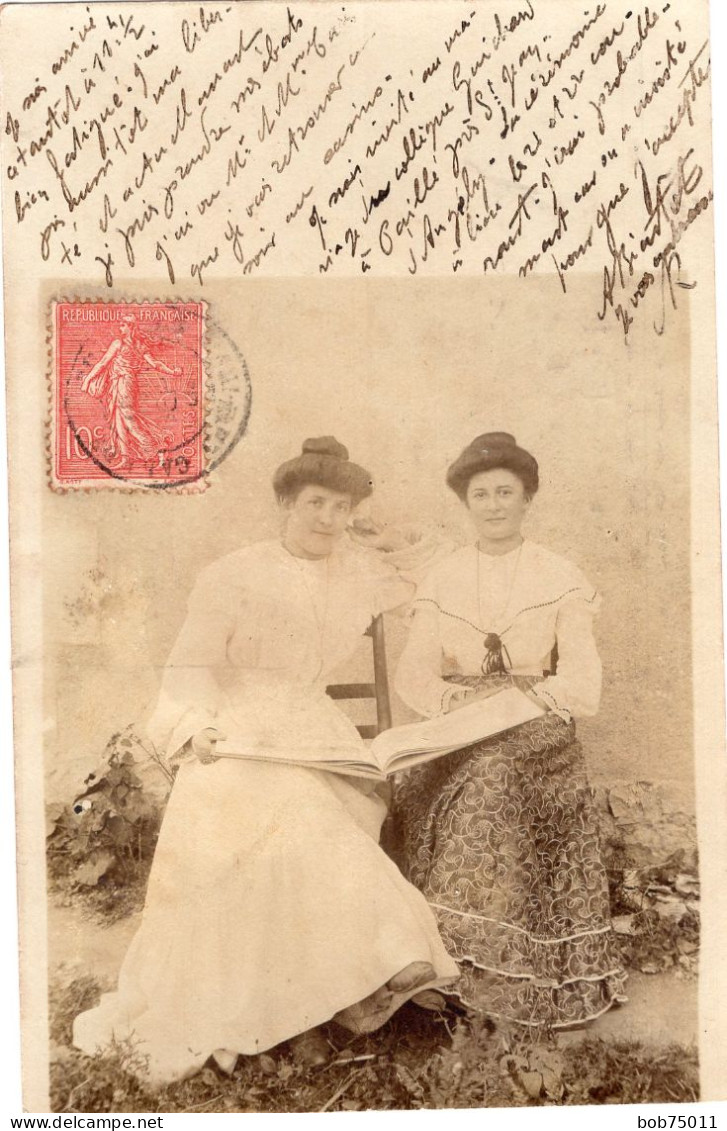 Carte Photo De Deux Jeune Fille élégante Posant Dans Leurs Jardin Vers 1910 - Personnes Anonymes