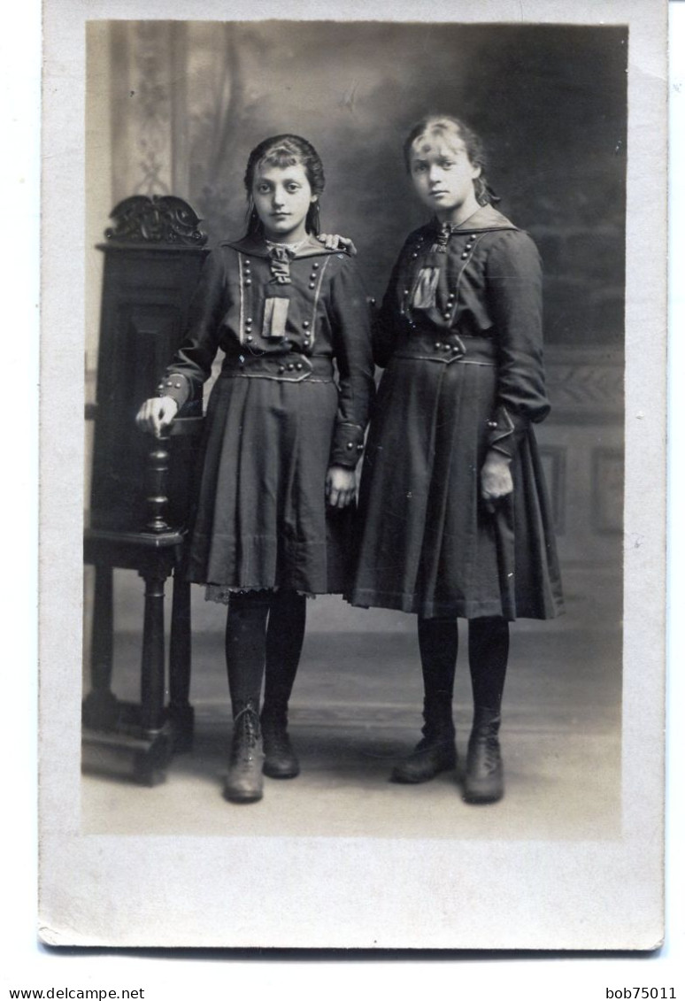 Carte Photo De Deux Jeune Fille élégante Posant Dans Un Studio Photo Vers 1910 - Anonymous Persons