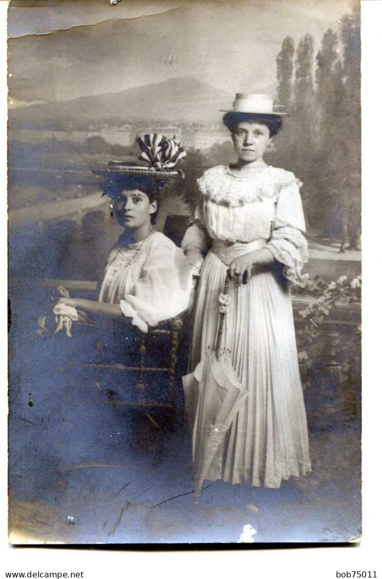 Carte Photo De Deux Jeune Fille élégante Posant Dans Un Studio Photo Vers 1910 - Personnes Anonymes