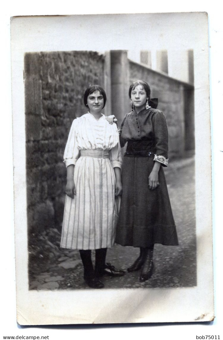 Carte Photo De Deux Jeune Filles élégante Posant Dans Une Rue D'un Village Vers 1920 - Personas Anónimos