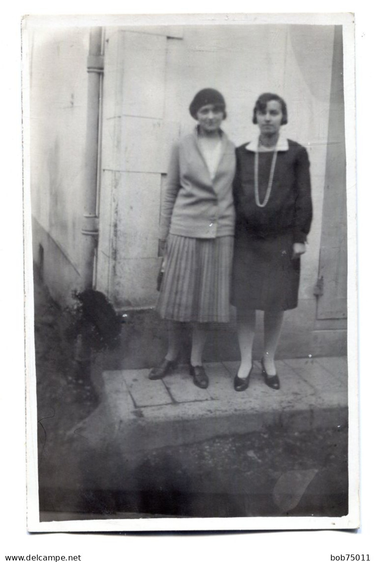 Carte Photo De Deux Jeune Filles élégante Posant Devant Leurs Maison Vers 1930 - Anonieme Personen