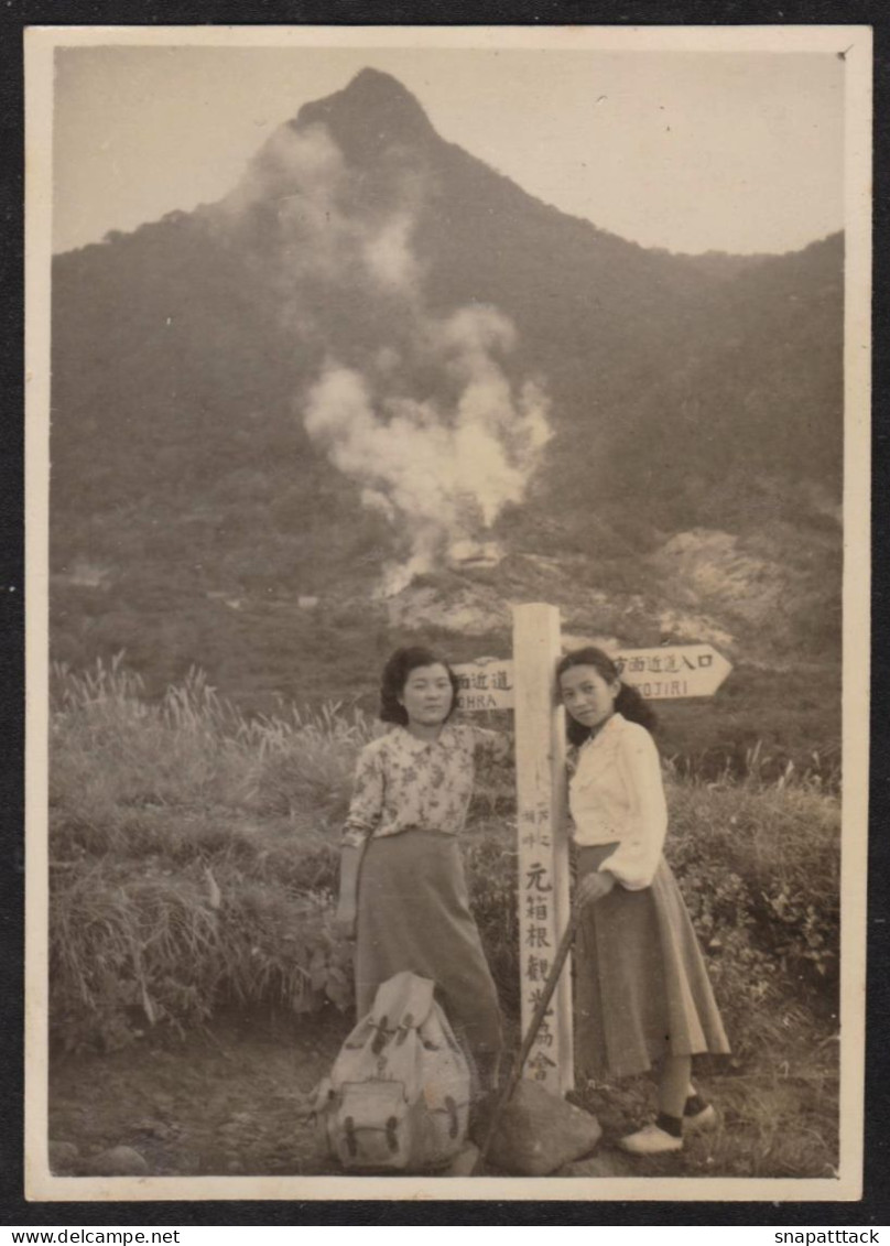 Jolie Photographie JAPON, Deux Femmes Devant Panneaux Routiers Mont Kamiyama Motohakone, Hakone 5,7x7,8 Cm - Lieux