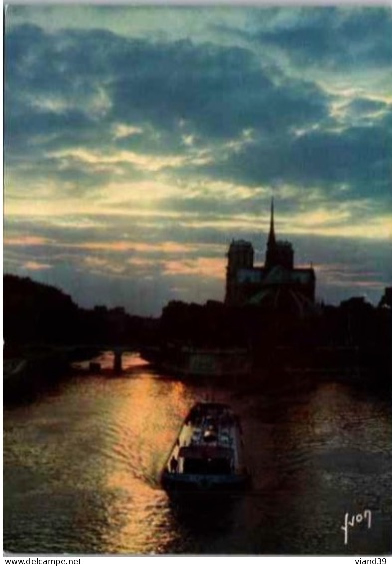 PARIS. -   Coucher De Soleil Sur Notre Dame De Paris .( Péniche ).       Non. Circulée - Notre Dame Von Paris