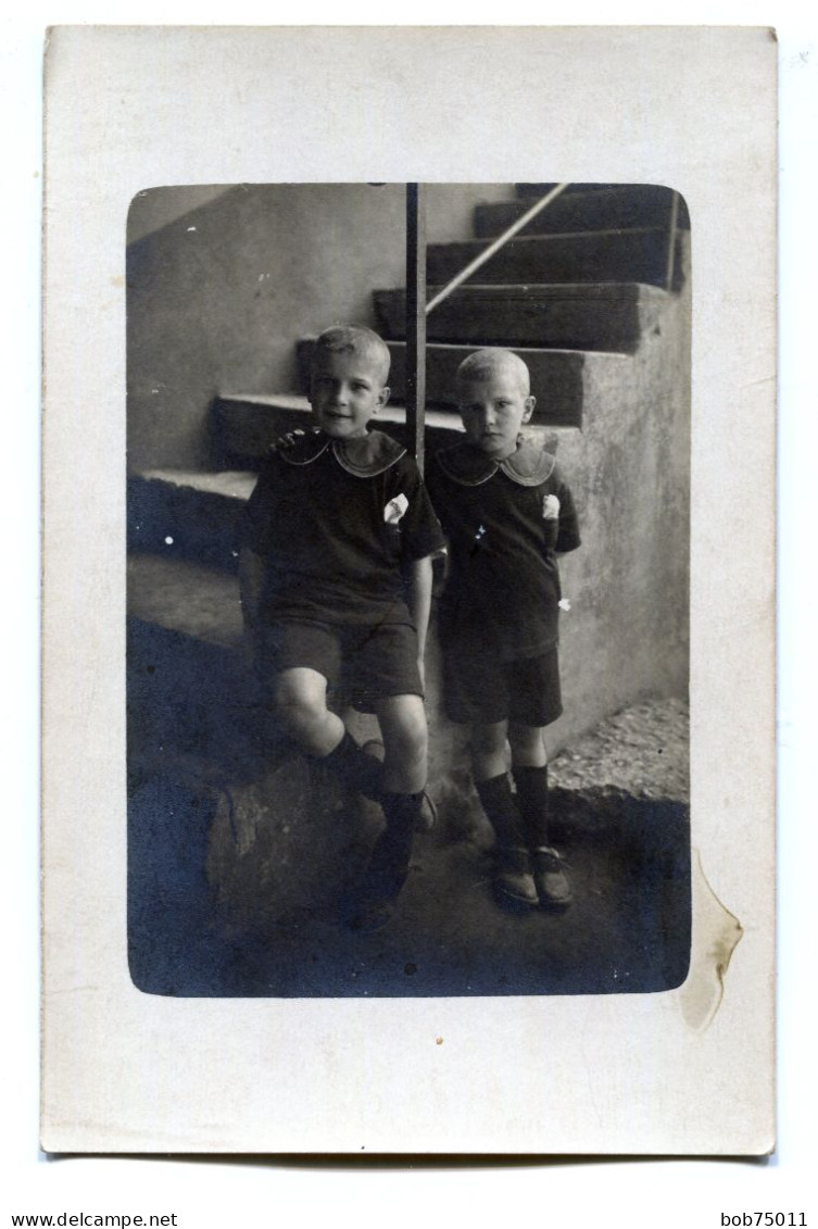 Carte Photo De Deux Petit Garcon élégant Posant Devant Les Escalier De Leurs Maison Vers 1915 - Personnes Anonymes