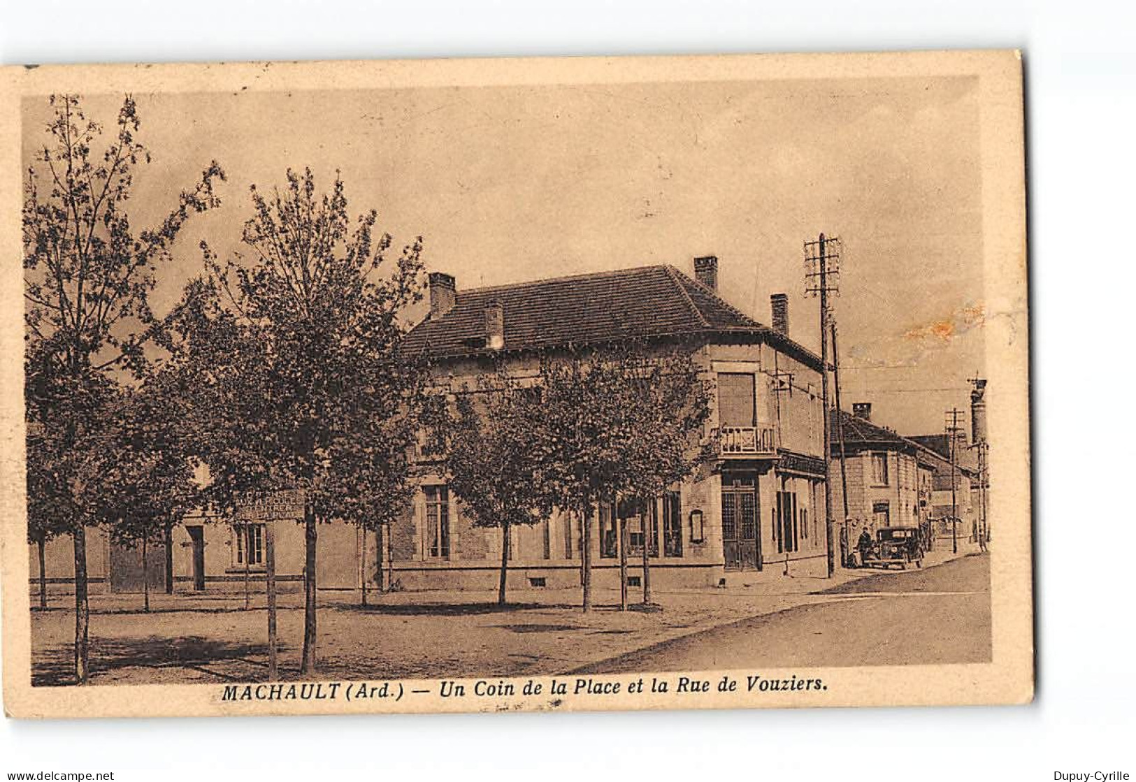 MACHAULT - Un Coin De La Place Et La Rue De Vouziers - Très Bon état - Autres & Non Classés