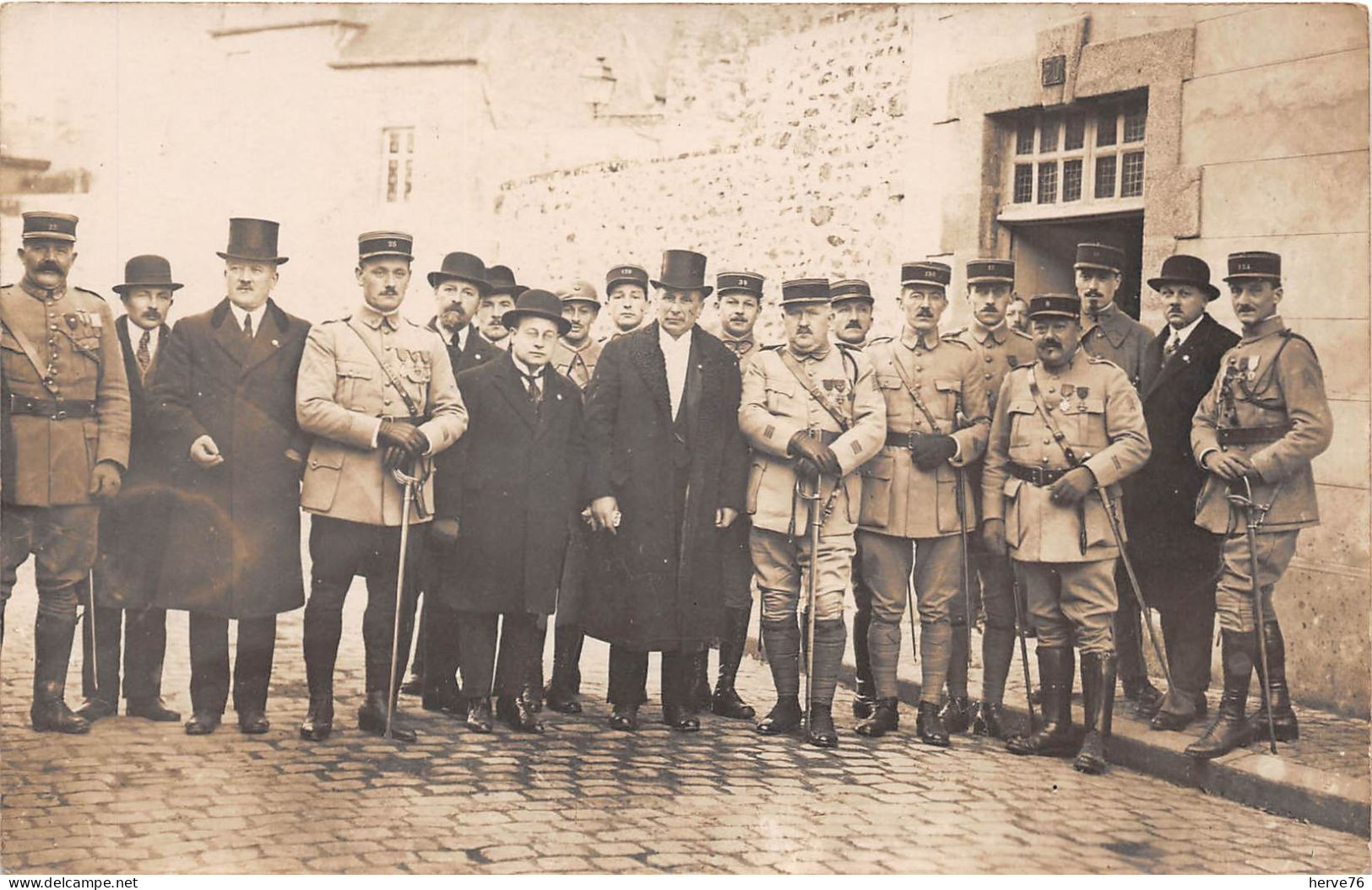 Militaria - Carte Photo - Soldats - Régiment -  N° 8, 17, 25, 124,135 Sur Les Képis - Regimente