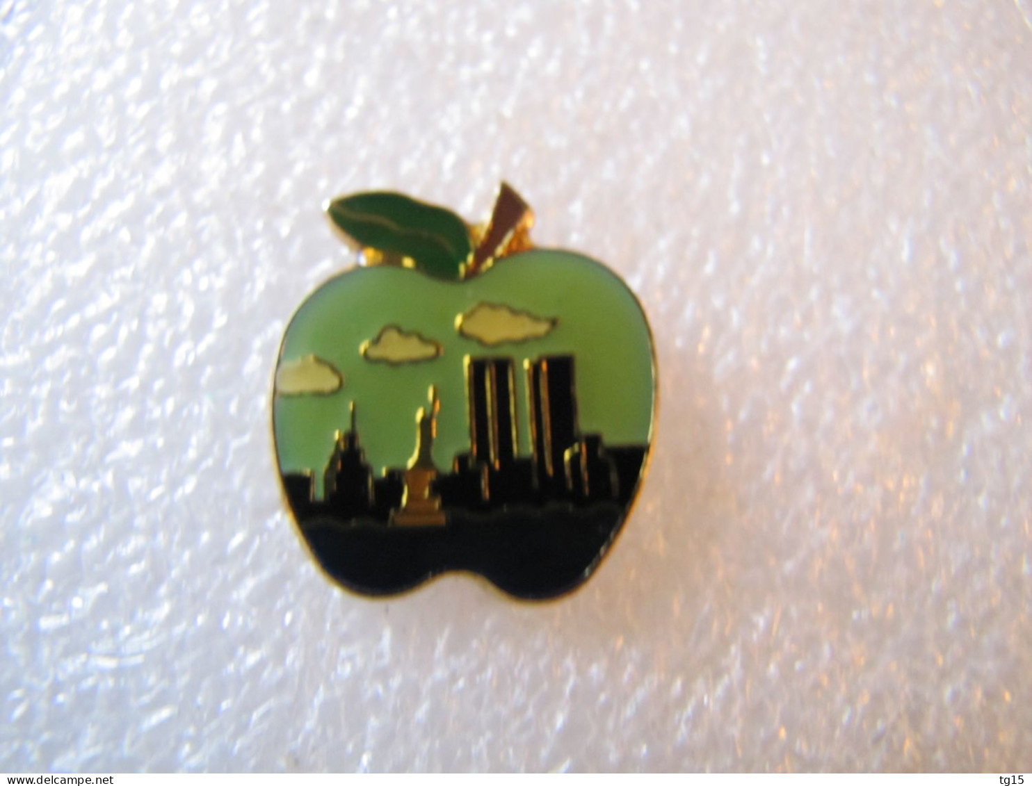 PIN'S  NEW-YORK  POMME - Cities