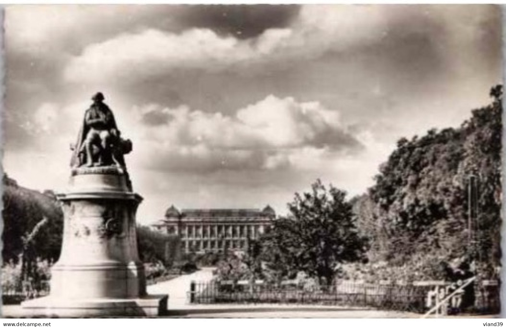 PARIS. -   La Statue De Lamarck Au Jardin Des Plantes.   Non  Circulée - Parcs, Jardins