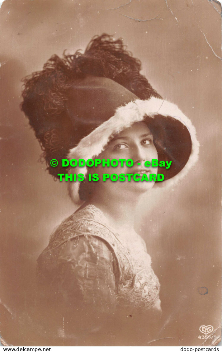 R548162 Woman. Hat. E. A. Schwerdtfeger. 4356. East London Printing. 1013 - Andere & Zonder Classificatie