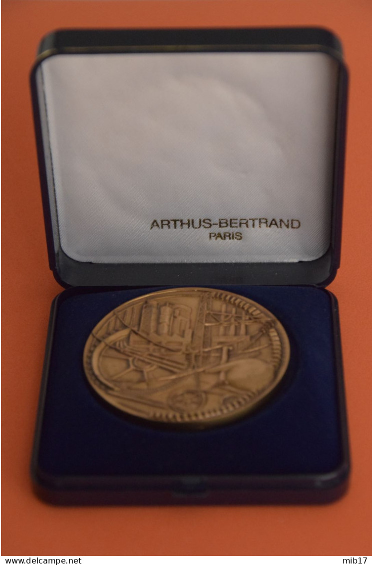 Médaille Du Travail En Bronze ARTHUS BERTRAND - Industrie Par Le Graveur J-P ROCH - Diamètre 57 Mm - Professionnels / De Société