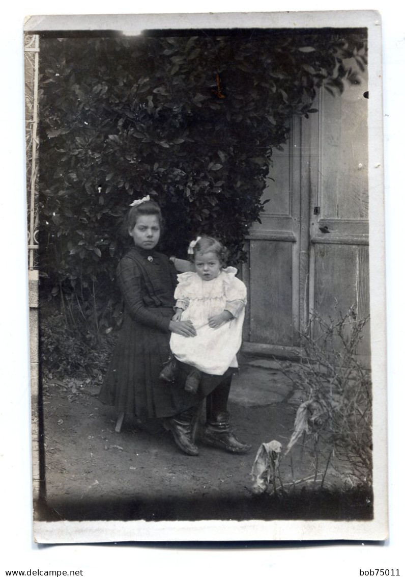 Carte Photo D'une Jeune Fille élégante Avec Une Petite Fille Devant Leurs Maison Vers 1915 - Personnes Anonymes