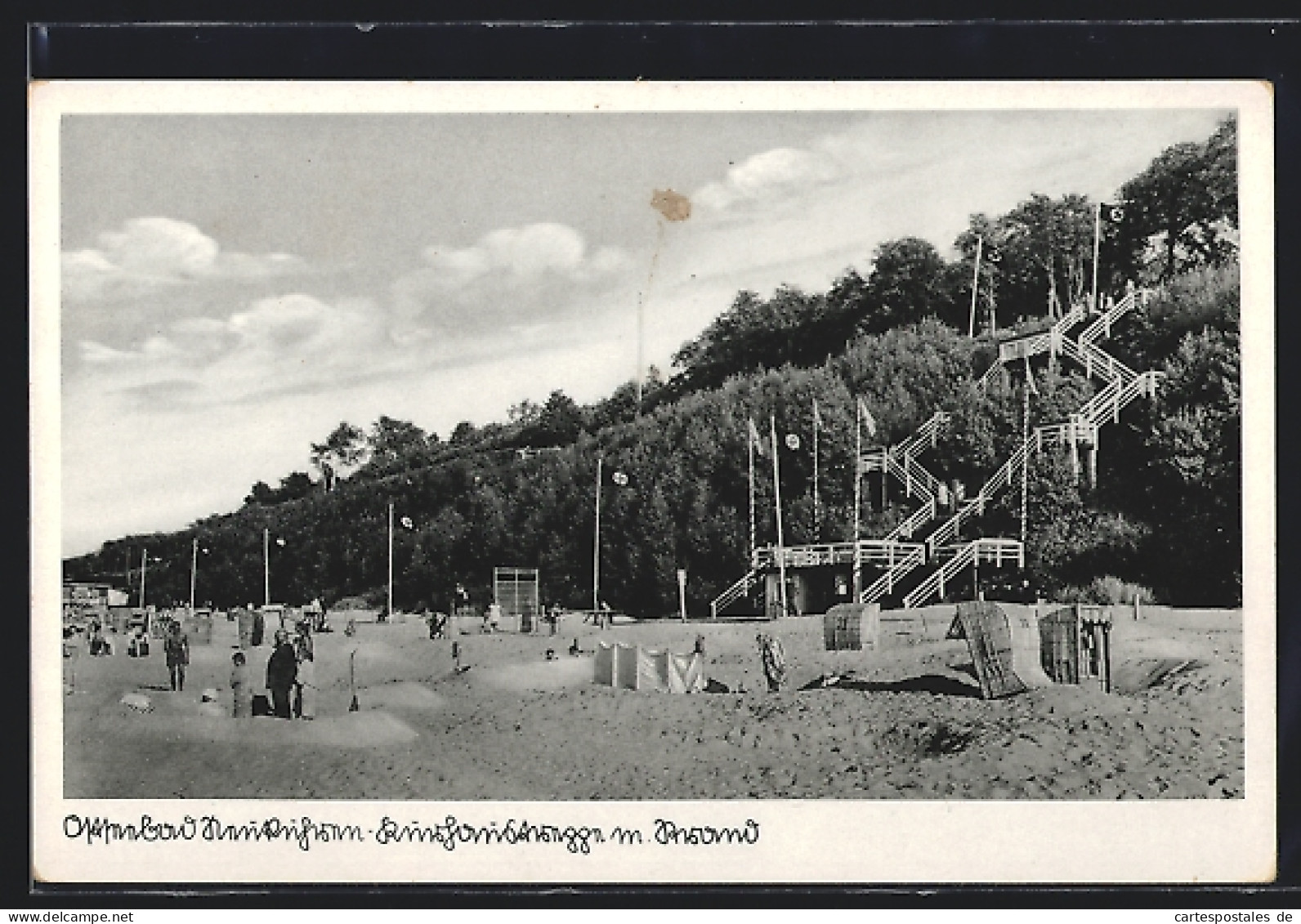 AK Neukuhren, Kurhaustreppe Mit Strand, Wehende Flaggen  - Ostpreussen