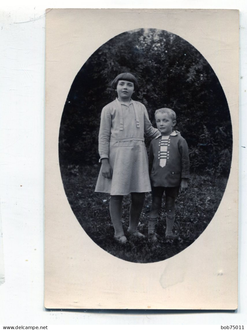 Carte Photo D'une Jeune Fille élégante Avec Un Petit Garcon élégant Dans Leurs Jardin Vers 1930 - Personnes Anonymes
