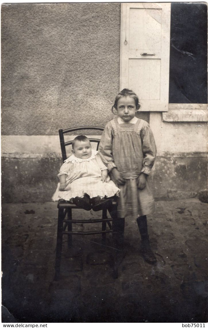 Carte Photo D'une Jeune Fille élégante Avec Un Petit Bébé Posant Devant Sa Maison En 1910 - Personas Anónimos