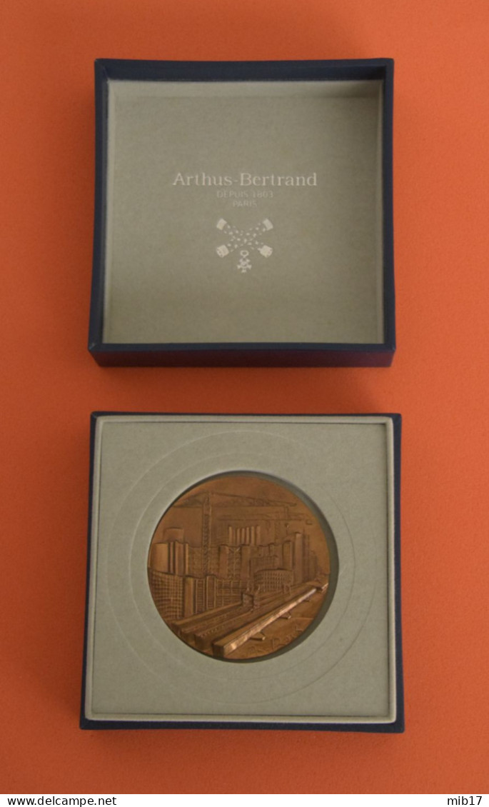 Médaille Du Travail En Bronze ARTHUS BERTRAND - Grands Travaux Par Le Graveur J-P ROCH - Diamètre 57 Mm - Professionals/Firms