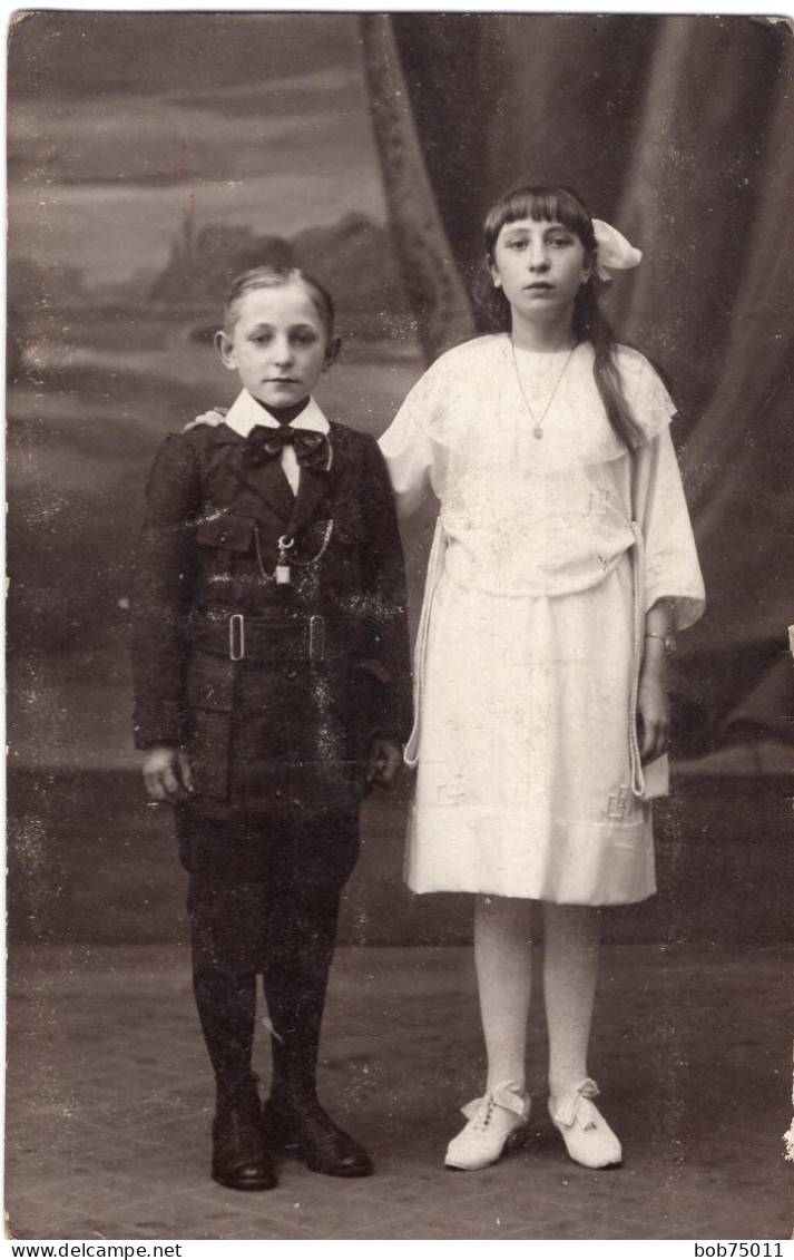 Carte Photo D'une Jeune Fille élégante Avec Un Jeune Garcon Posant Dans Un Studio Photo Vers 1910 - Personnes Anonymes