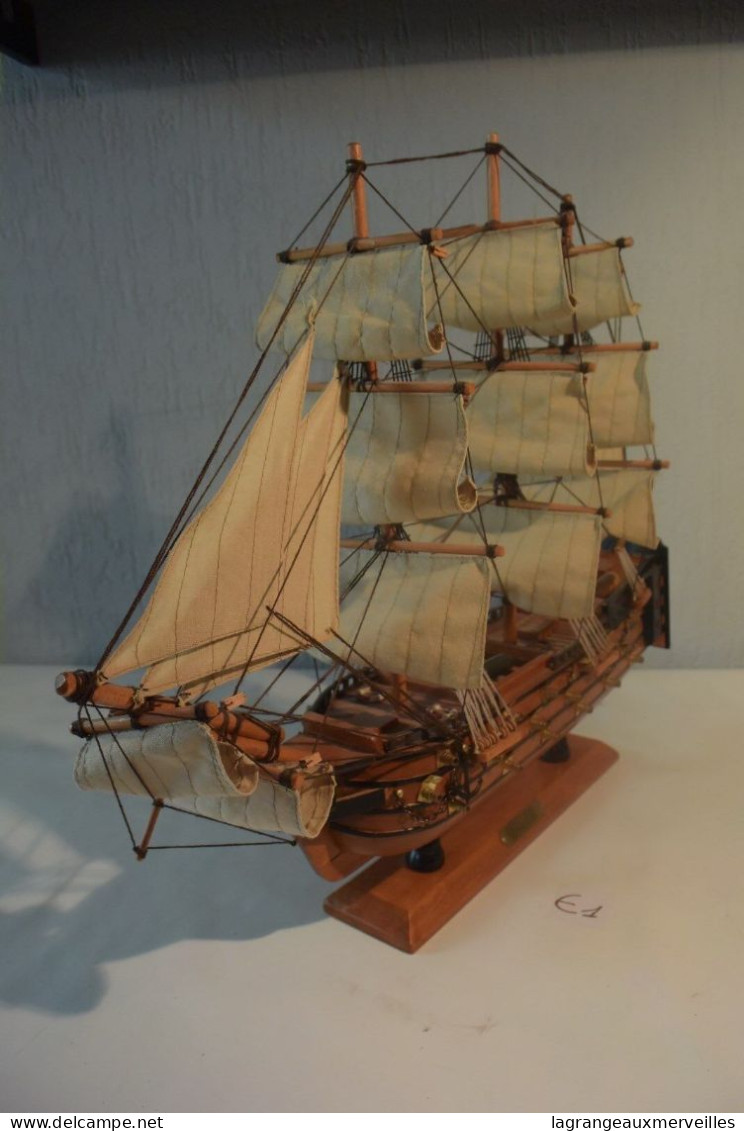 E1 Ancienne maquette bateau voilier La VICTOIRE TBE