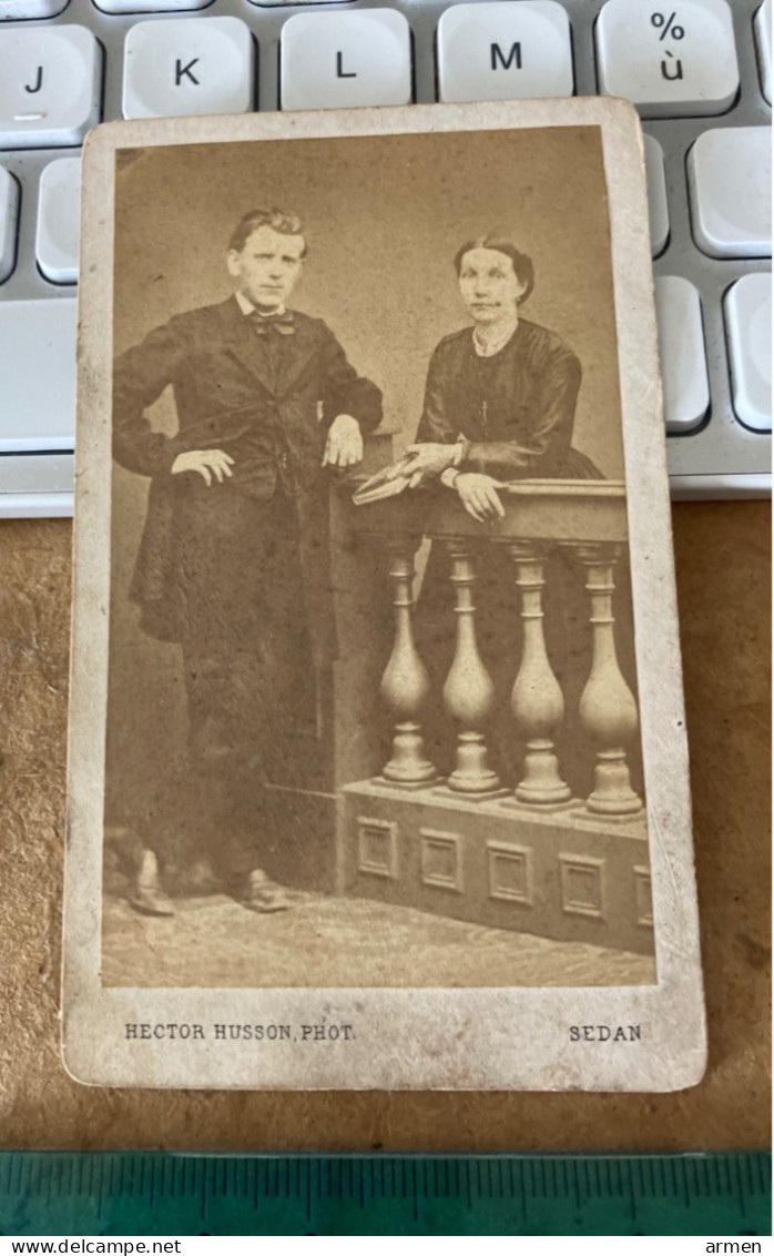 Réal Photo CDV Vers 1870 Un Couple élégant - Hector Husson  Sedan Ardennes 08 - Oud (voor 1900)