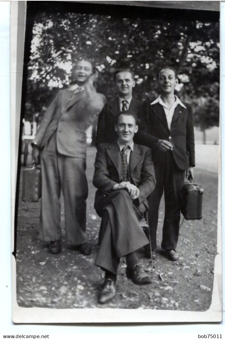 Carte Photo De Quatre Hommes élégant Avec Leurs Valise Dans Un Jardin - Personnes Anonymes