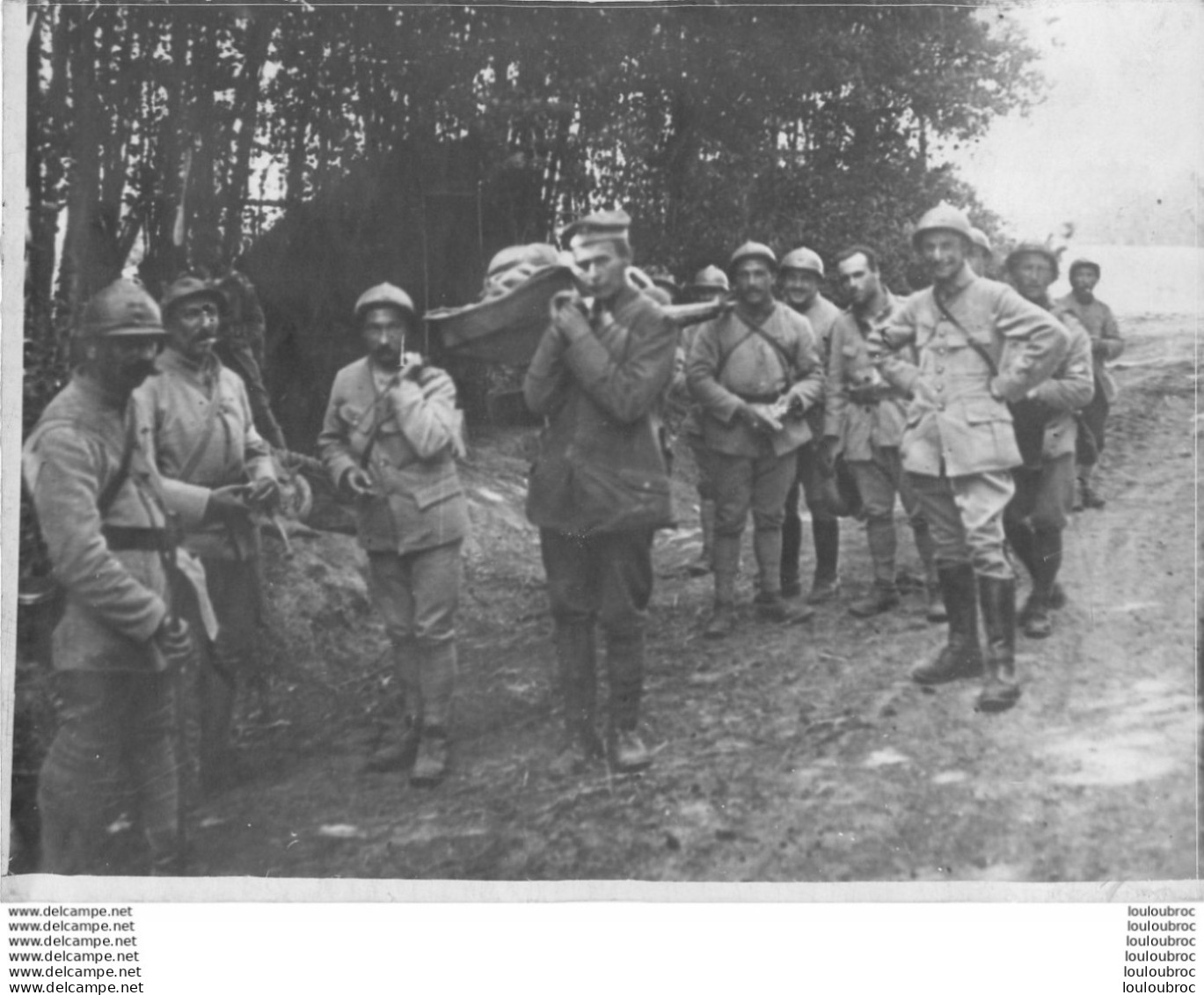 TRANSPORT D'UN BLESSE PAR DES BRANCARDIERS AIDES D'UN PRISONNIER ALLEMAND FRONT DE MARNE WW1 PHOTO ORIGINALE  24 X 18 CM - Guerra, Militares