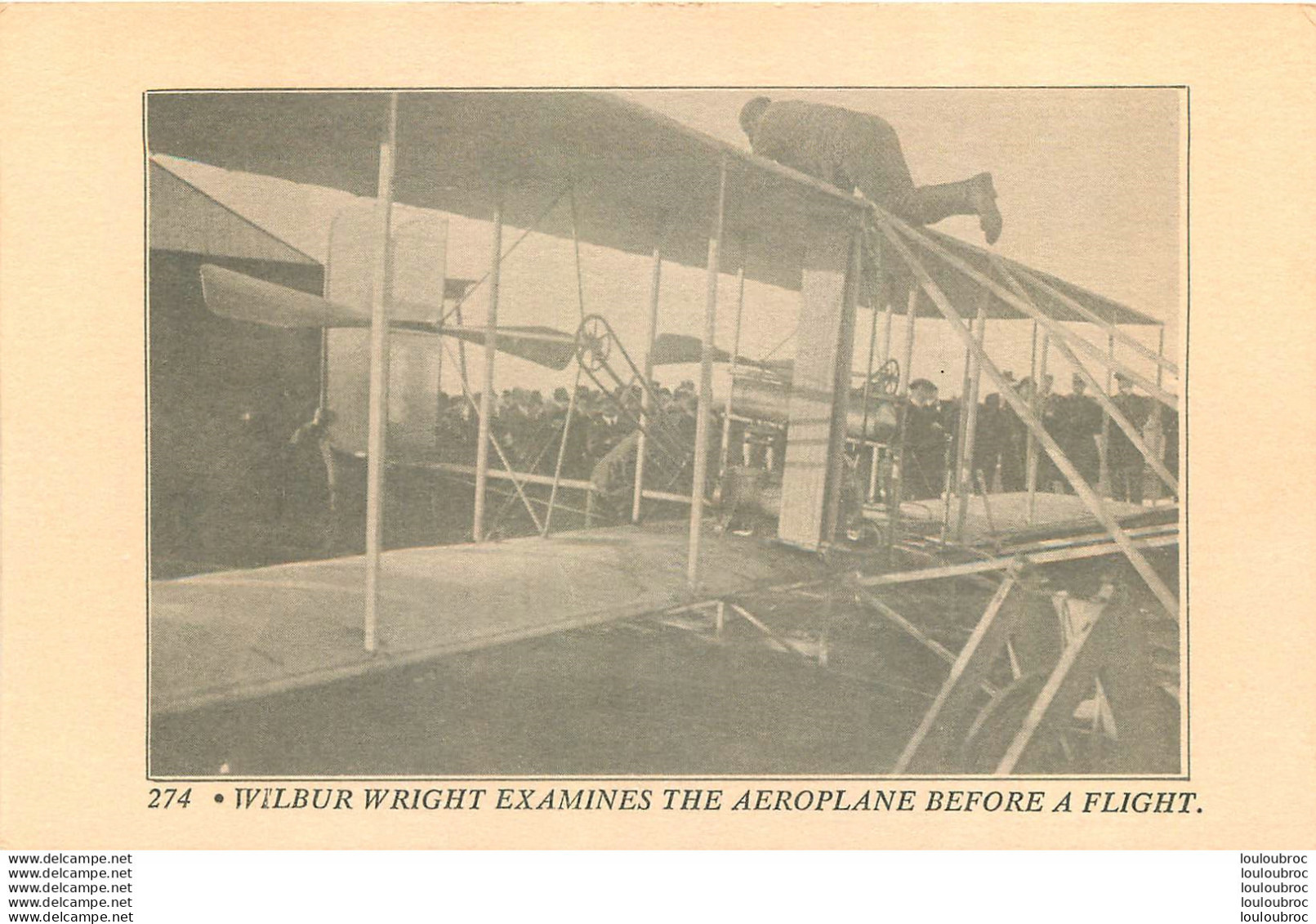 WILBUR WRIGHT EXAMINES THE AEROPLANE BEFORE A FLIGHT - ....-1914: Precursores