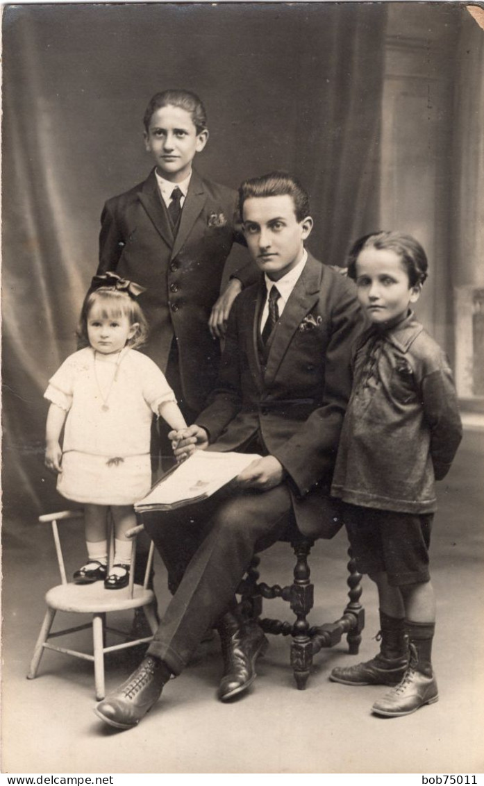 Carte Photo De Trois Jeune Garcon élégant Avec Une Petite Fille Posant Dans Un Studio Photo - Personnes Anonymes