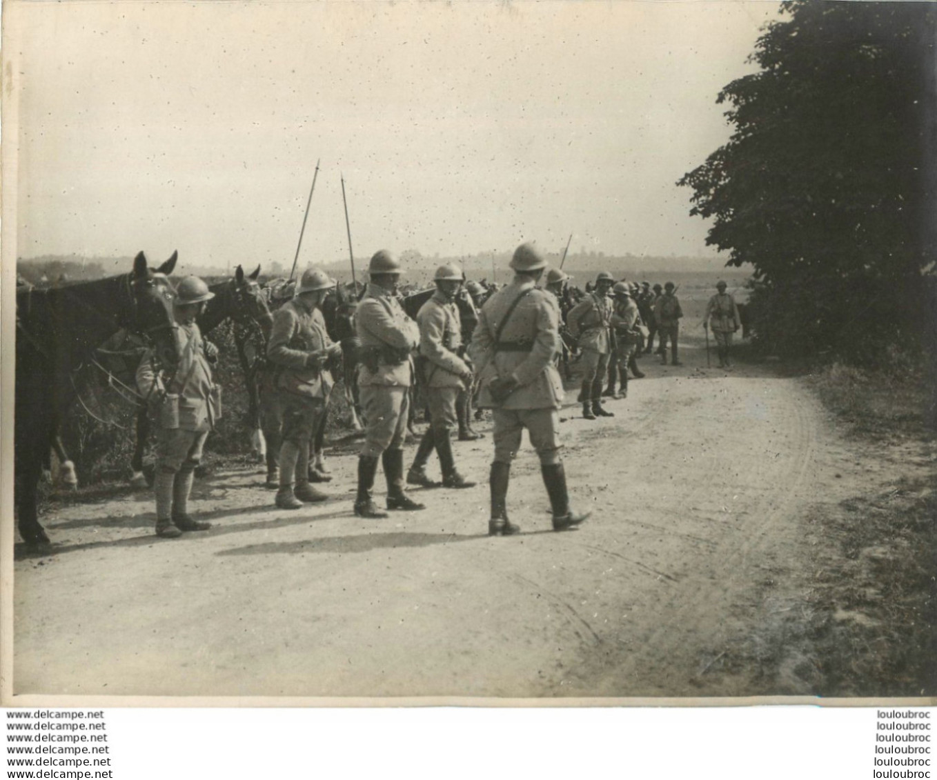 FRONT FRANCAIS LA HALTE SUR LA ROUTE WW1  PHOTO ORIGINALE  24 X 18 Cm - Krieg, Militär