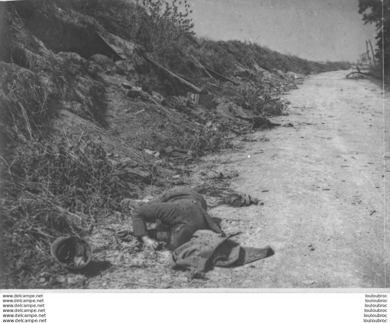 FRONT DE L'AISNE CADAVRE ALLEMAND AU BORD D'UNE ROUTE WW1 PHOTO ORIGINALE  23 X 18 CM - Oorlog, Militair