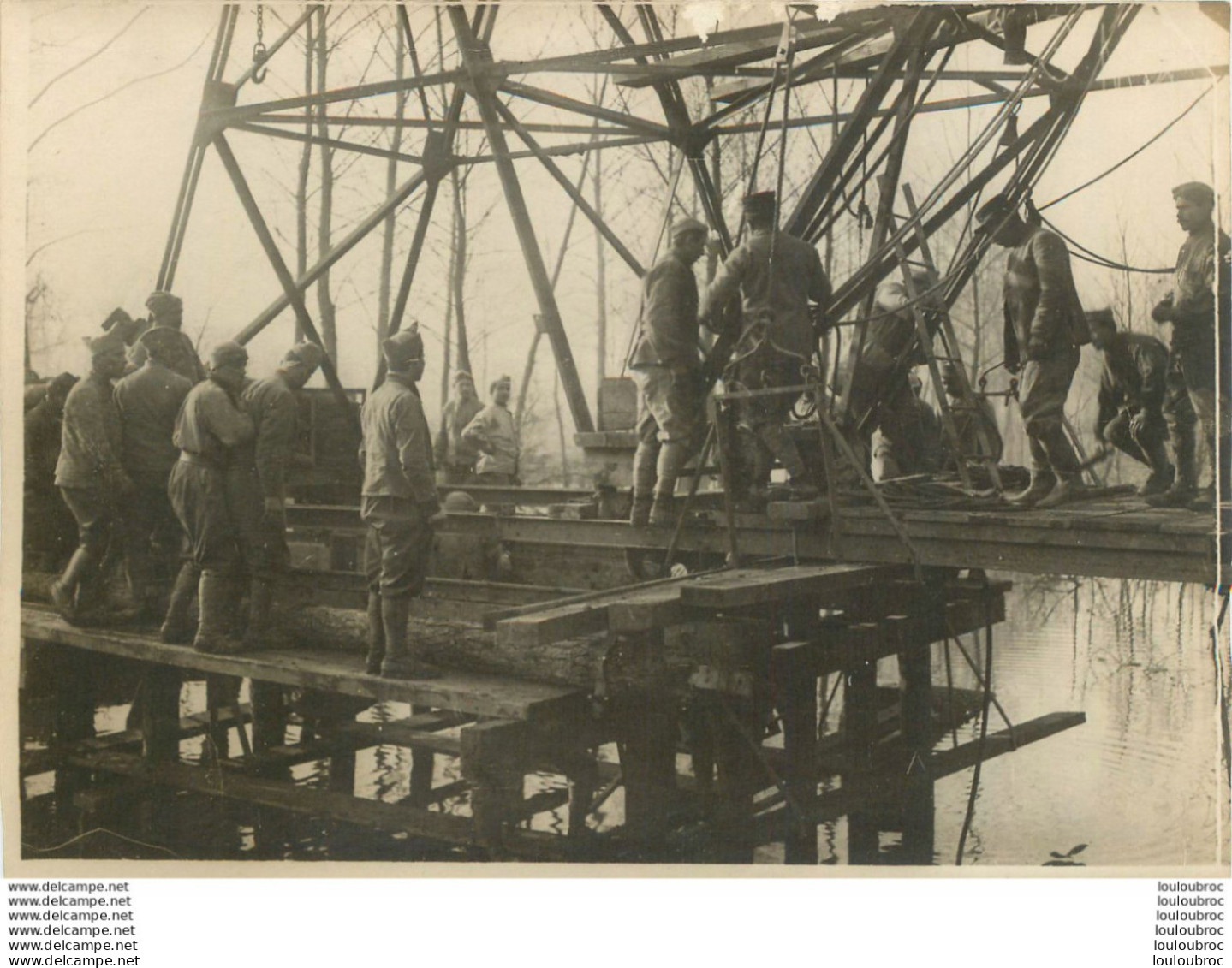 FRONT DE LA MARNE CONSTRUCTION D'UN PONT SUR PILOTIS PAR LE GENIE WW1 PHOTO ORIGINALE 18 X 13 CM - Oorlog, Militair