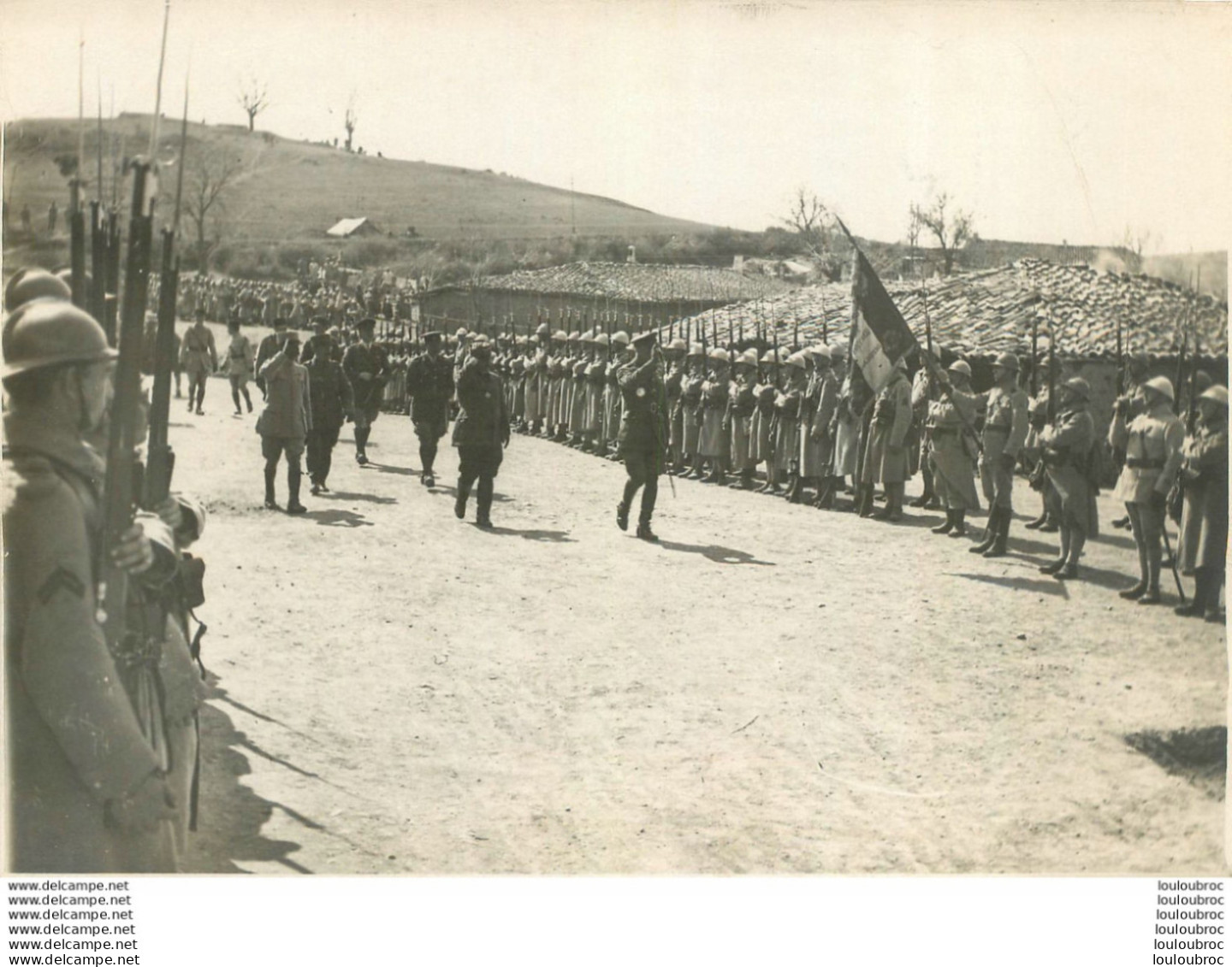 FRONT D'ORIENT LES GENERAUX GEROME ET MILUE PASSENT UN REGIMENT EN REVUE WW1 PHOTO ORIGINALE 18 X 13 CM - Oorlog, Militair