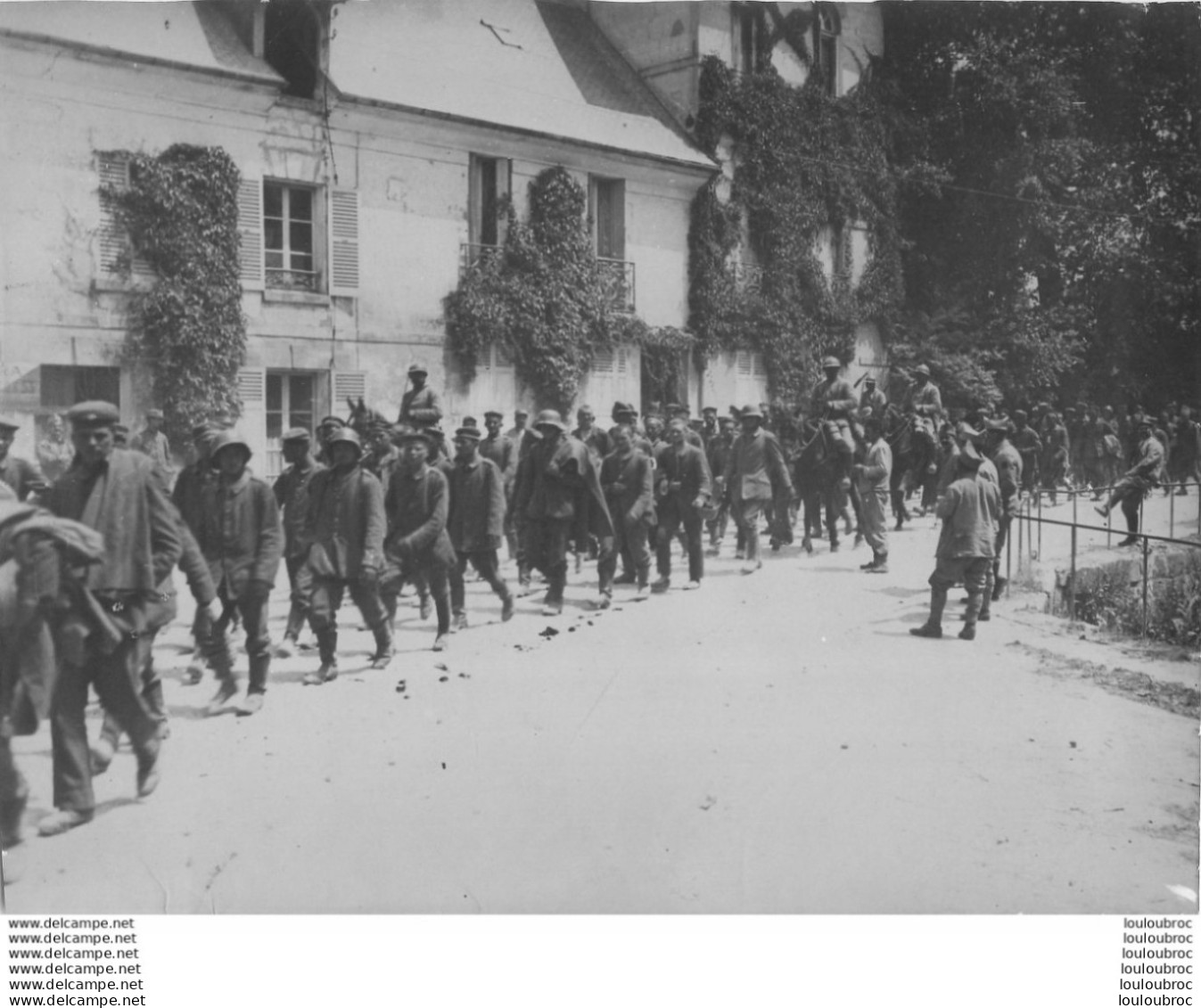 FRONT DE L'OISE COLONNE DE PRISONNIERS ALLEMANDS TRAVERSANT UN VILLAGE  WW1 PHOTO ORIGINALE  23 X 18 CM - Krieg, Militär
