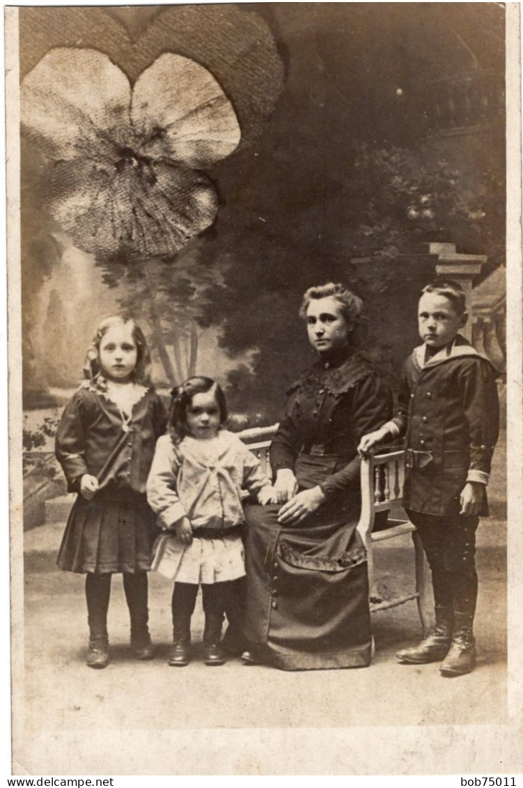 Carte Photo D'une Femme élégante Avec Ces Deux Petite Fille Et Sont Jeune Garcon Dans Un Studio Photo - Personnes Anonymes