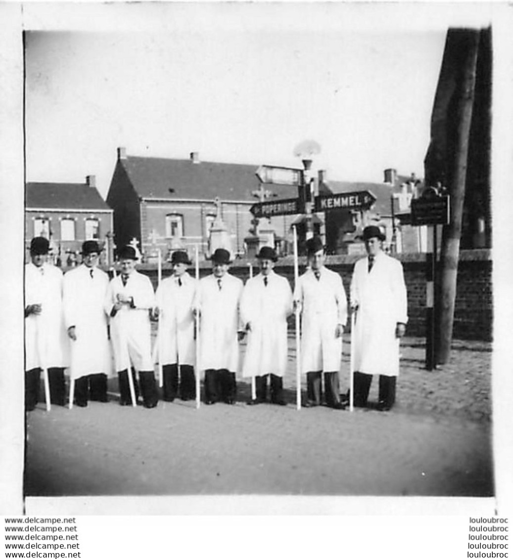 RENINGELST BELGIQUE GROUPE DE MAQUIGNONS AVANT UNE CEREMONIE PHOTO ORIGINALE 6 X 6 CM REF1 - Plaatsen