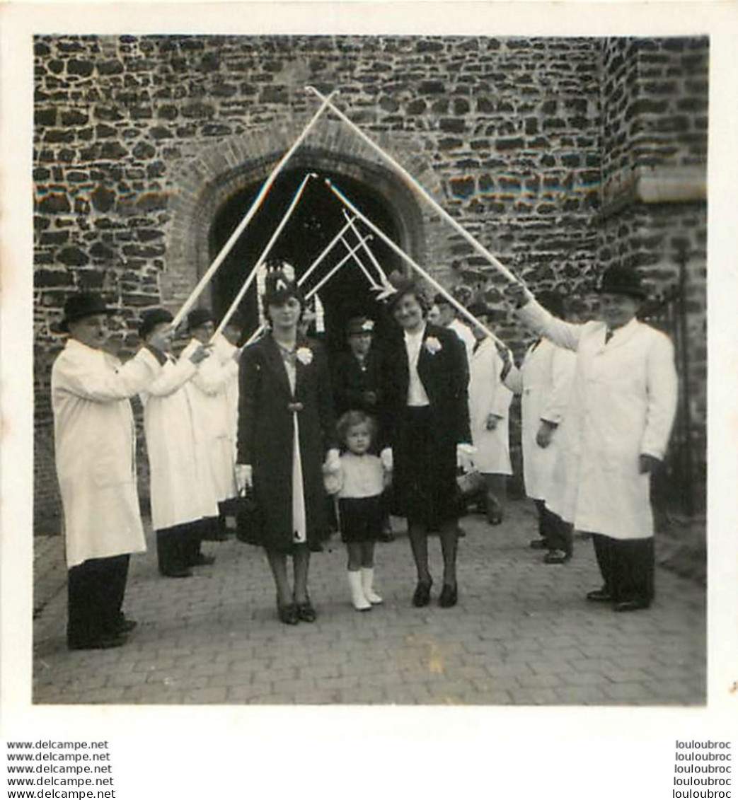 RENINGELST BELGIQUE GROUPE DE MAQUIGNONS  CEREMONIE SORTIE EGLISE PHOTO ORIGINALE 6 X 6 CM R5 - Plaatsen