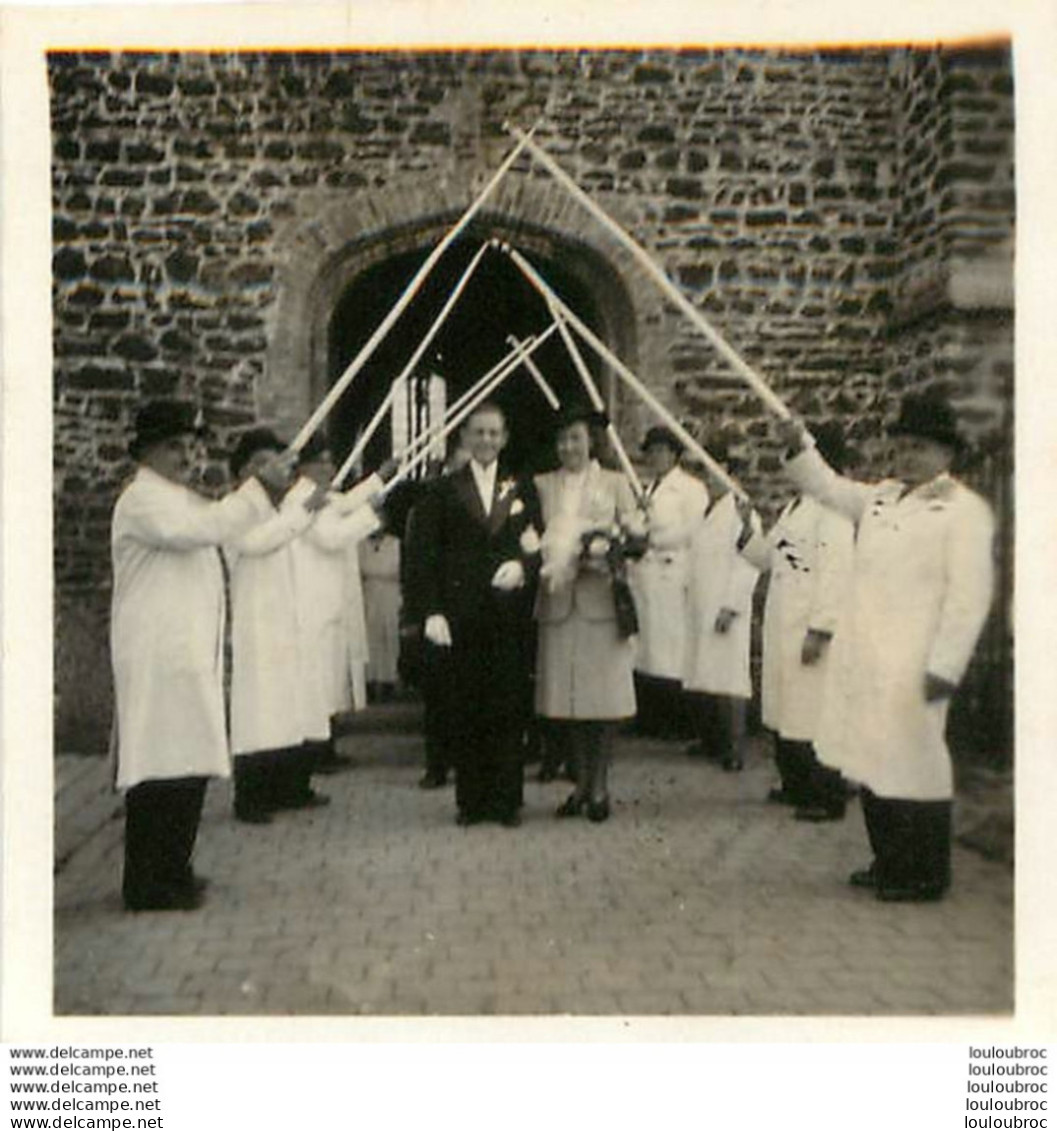 RENINGELST BELGIQUE GROUPE DE MAQUIGNONS  CEREMONIE SORTIE EGLISE PHOTO ORIGINALE 6 X 6 CM R3 - Places