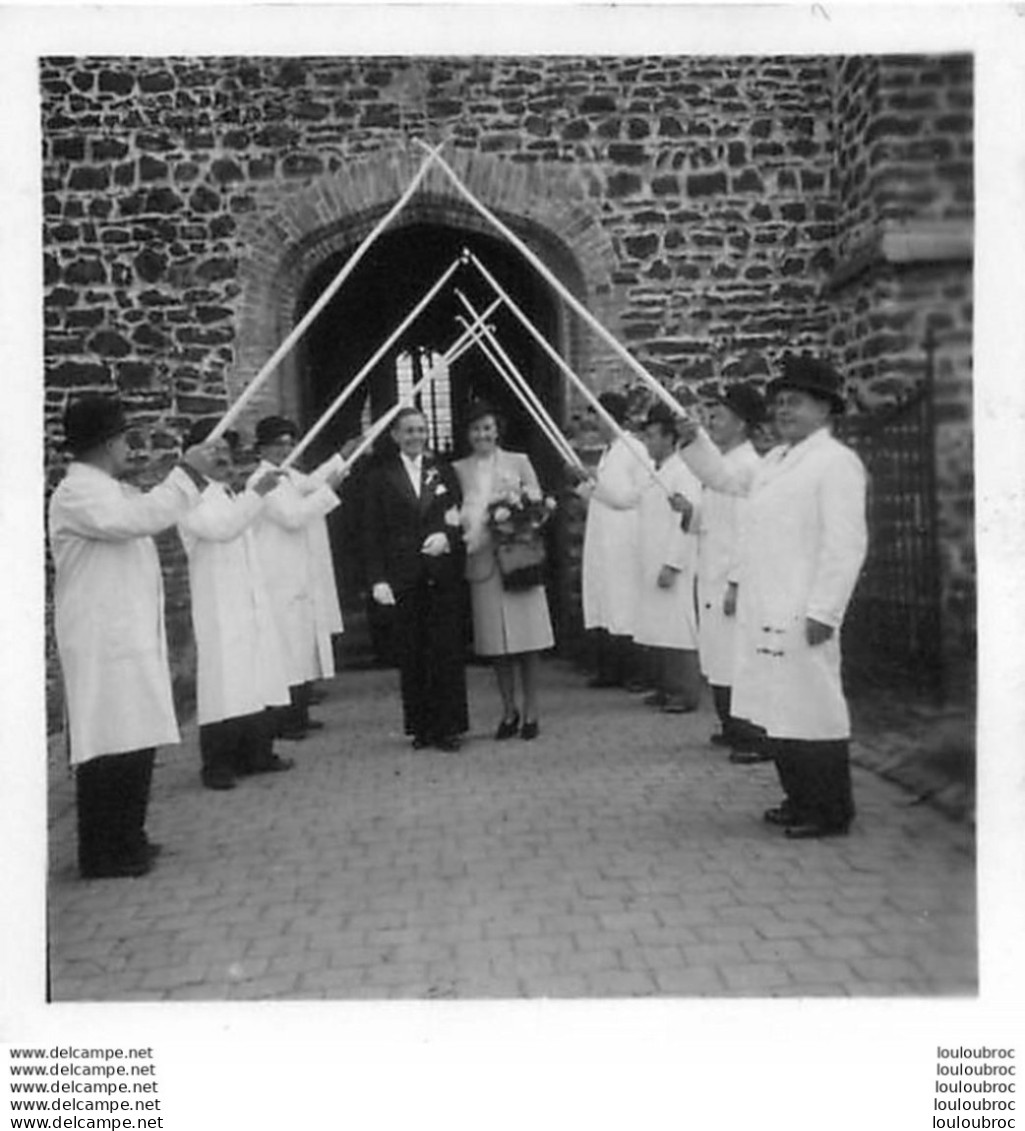 RENINGELST BELGIQUE GROUPE DE MAQUIGNONS  CEREMONIE SORTIE EGLISE PHOTO ORIGINALE 6 X 6 CM R14 - Places