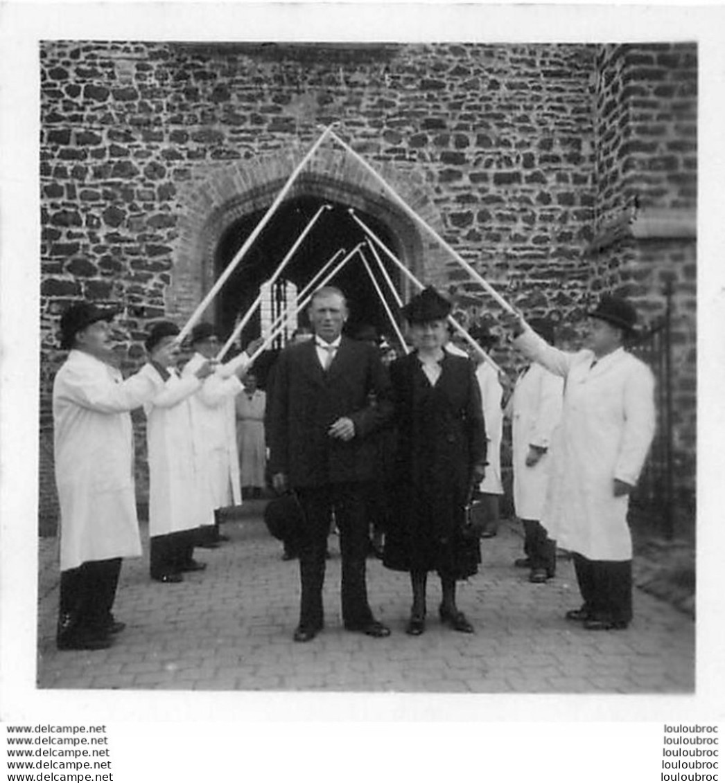 RENINGELST BELGIQUE GROUPE DE MAQUIGNONS  CEREMONIE SORTIE EGLISE PHOTO ORIGINALE 6 X 6 CM R1 - Places