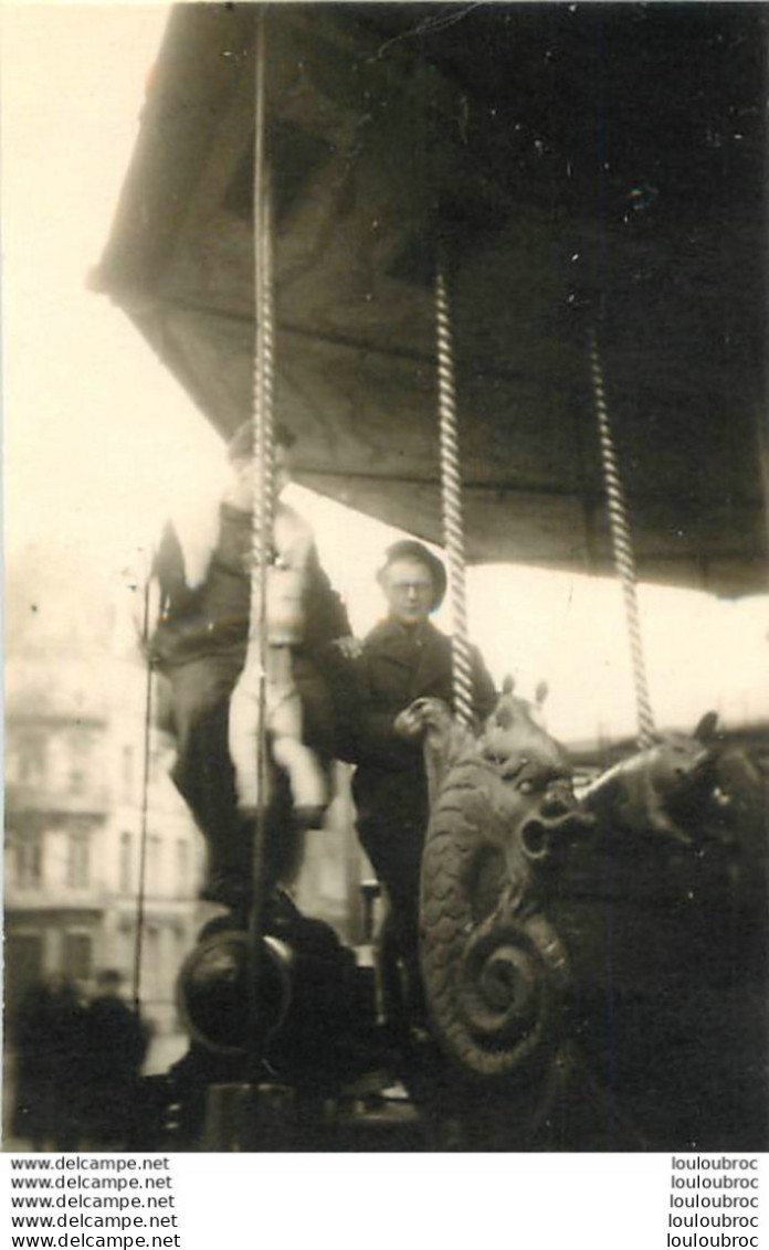 ENFANTS SUR UN MANEGE PHOTO ORIGINALE 8 X 5 CM - Personnes Anonymes