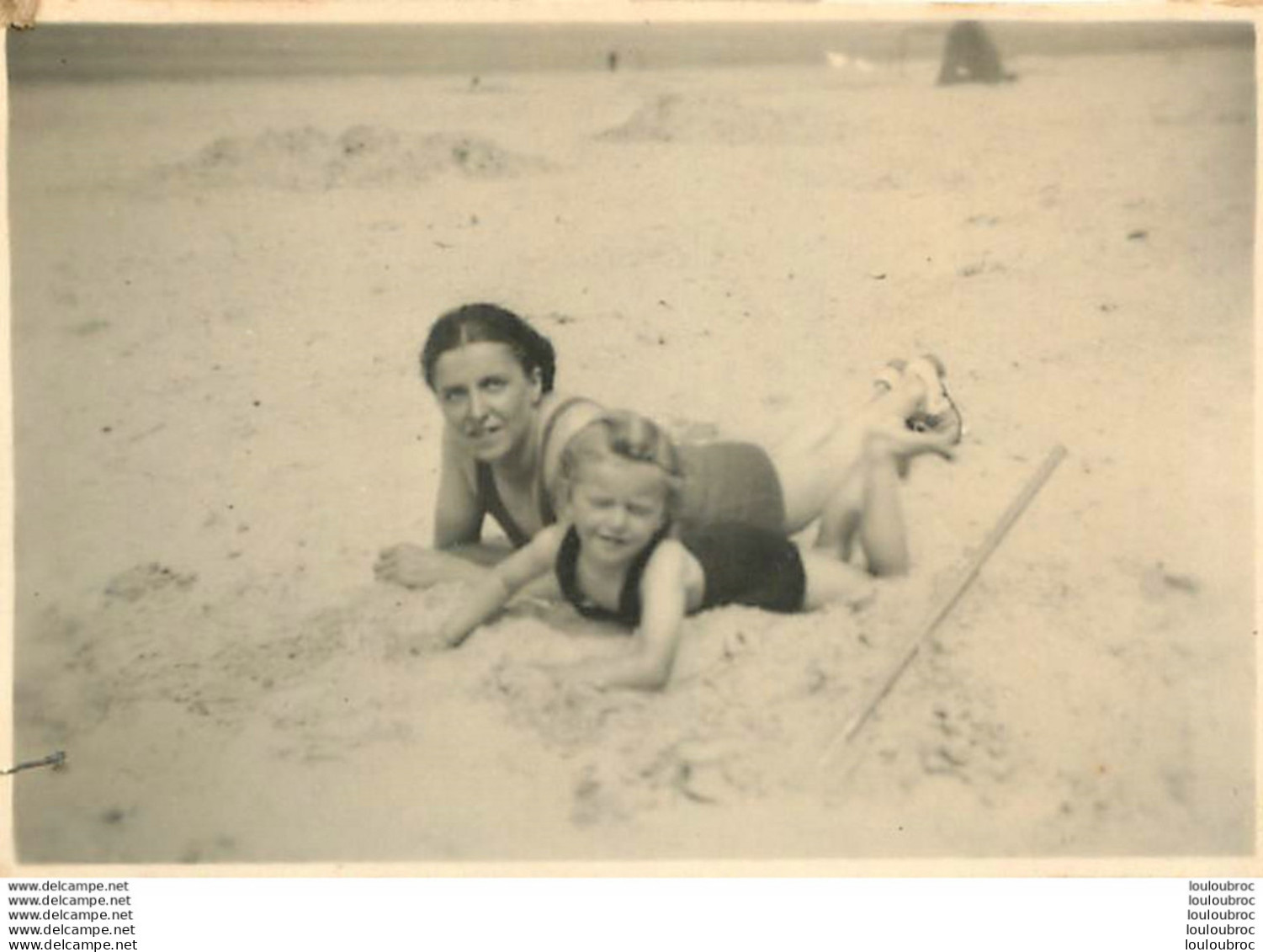 FEMME ET FILLETTE EN MAILLOT DE BAIN SUR LA PLAGE  PHOTO ORIGINALE 8 X 5 CM - Anonyme Personen