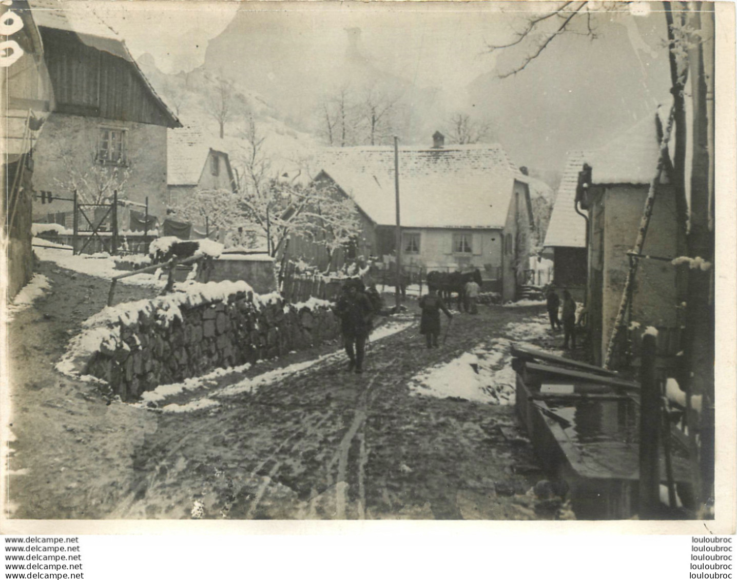 GROUPE DE SOLDATS DANS UN VILLAGE  EN HIVER  PREMIERE GUERRE PHOTO ORIGINALE 18 X 13 CM - Guerre, Militaire