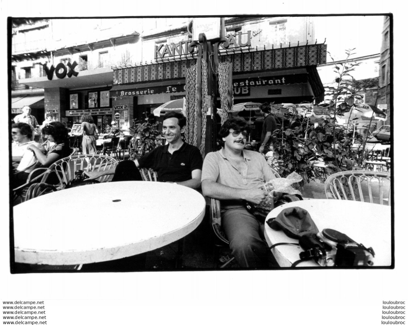 AVIGNON 1980  CAFE DEVANT LE CINEMA VOX  PHOTO  ORIGINALE 24 X 18 CM - Places