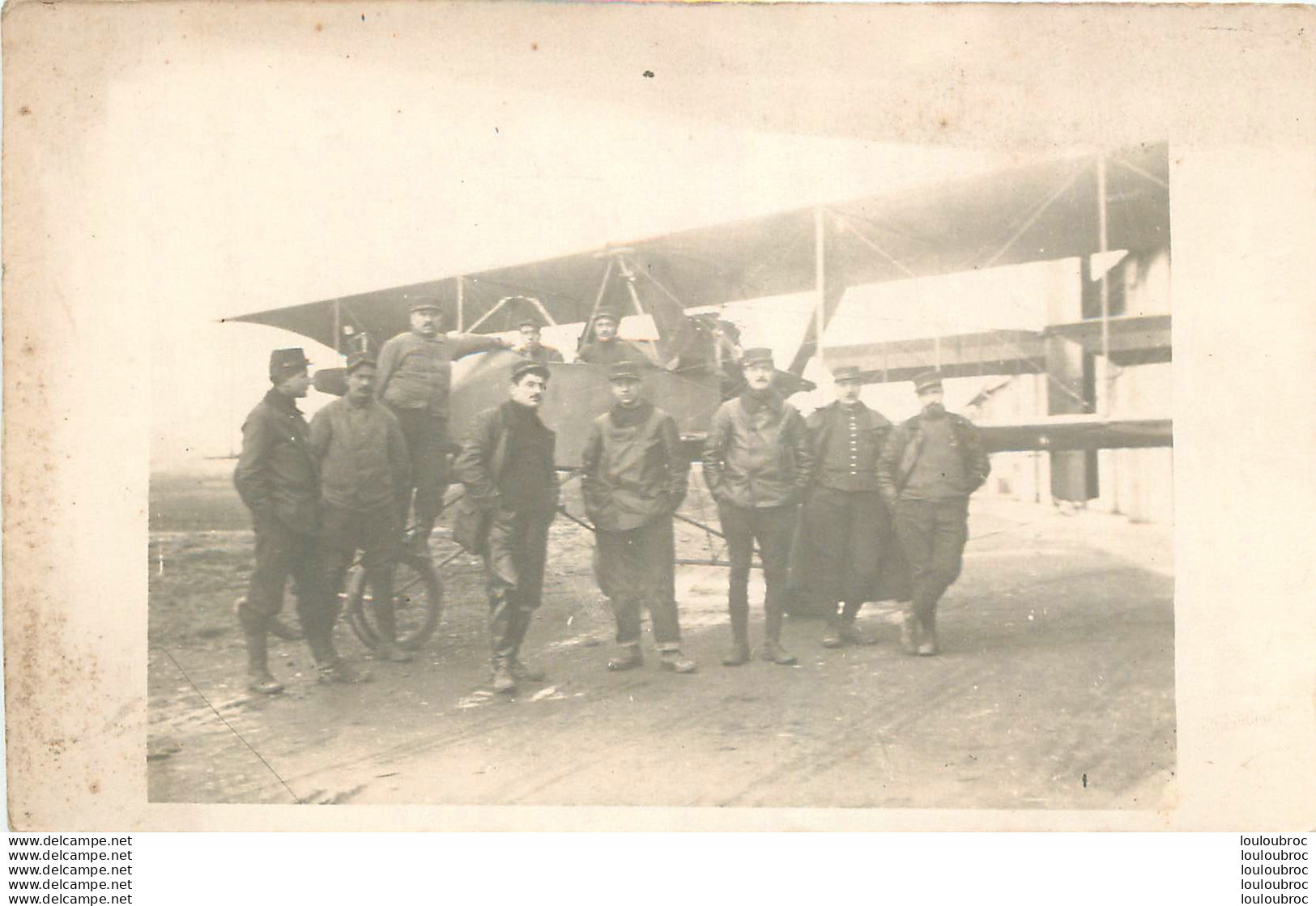 CARTE PHOTO AVION ET AVIATEURS LIEU NON IDENTIFIE  AVION PEUT ETRE VOISIN - 1914-1918: 1ra Guerra