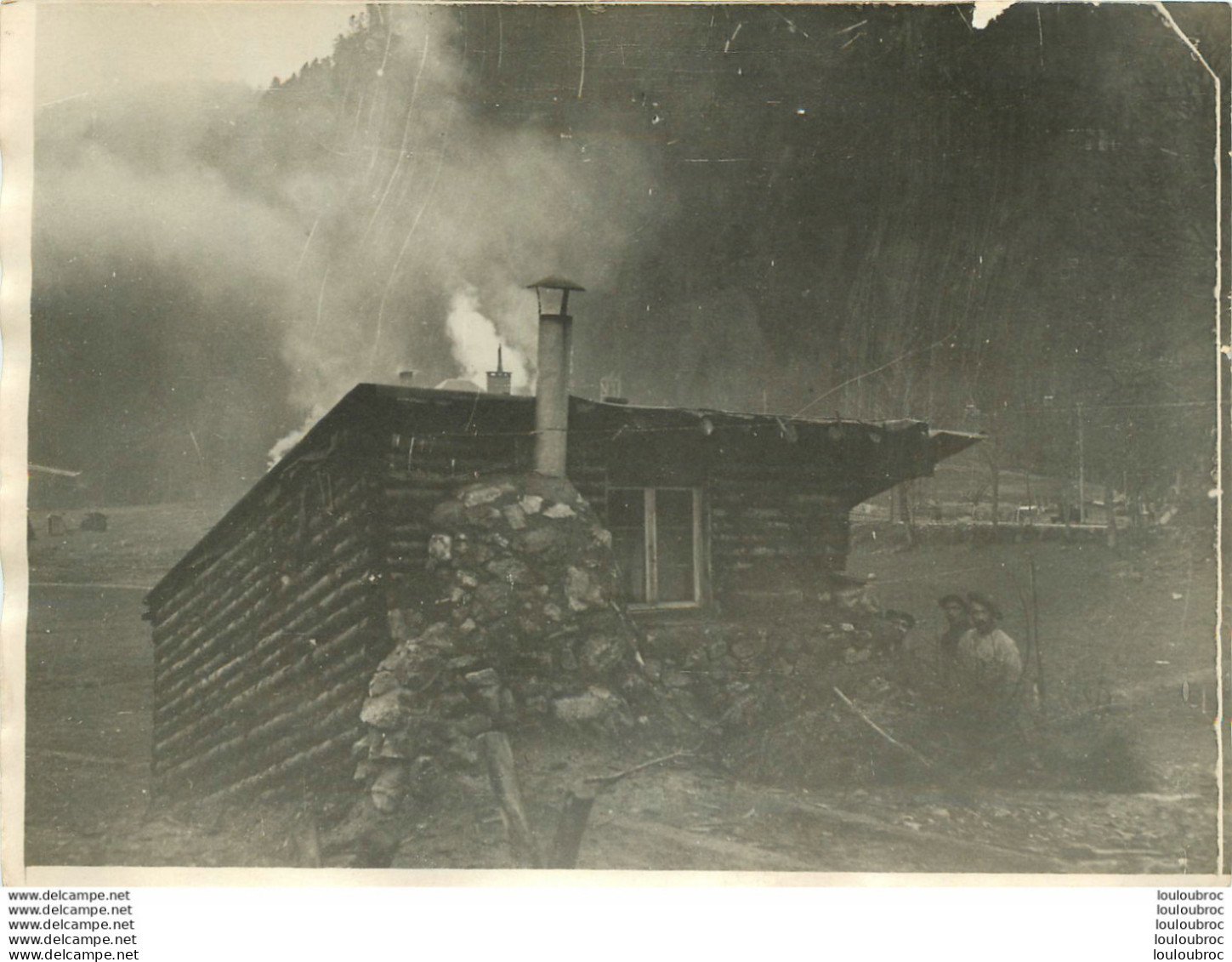 BOMBARDEMENTS ET SOLDATS A DROITE DE L'ABRI  PREMIERE GUERRE PHOTO ORIGINALE 18 X 13 CM - Krieg, Militär