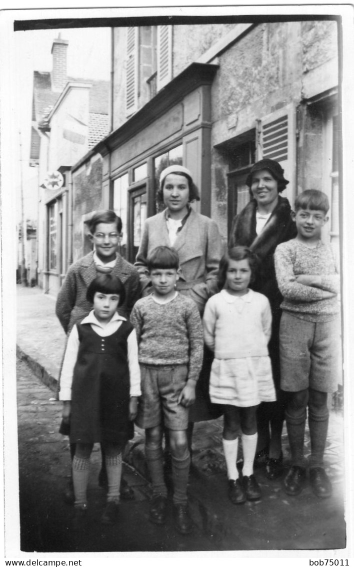 Carte Photo D'une Femme élégante Avec Ces Enfants Posant Dans La Rue D'une Ville - Personnes Anonymes